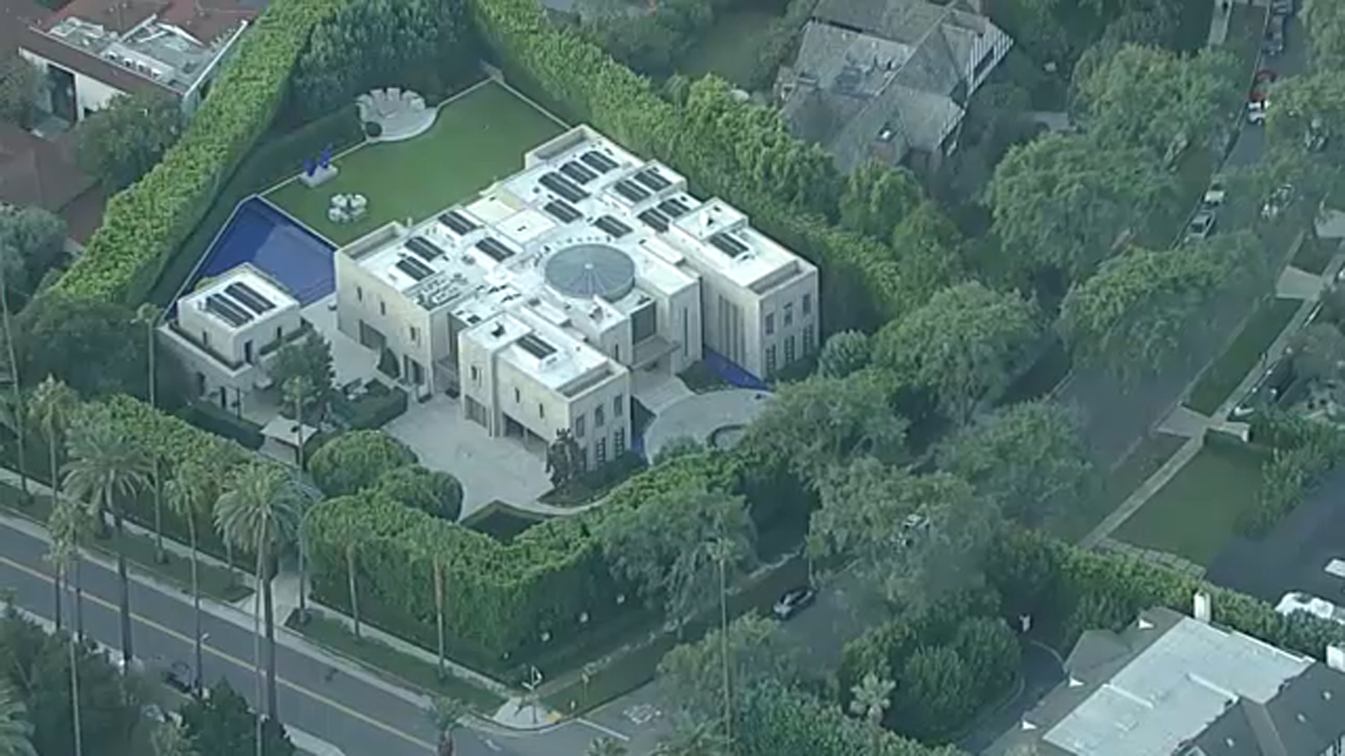 FBI serves search warrant tied to Eric Swalwell investigation at mansion in Beverly Hills
β WABC-TV Eyewitness News (ABC7 NY)