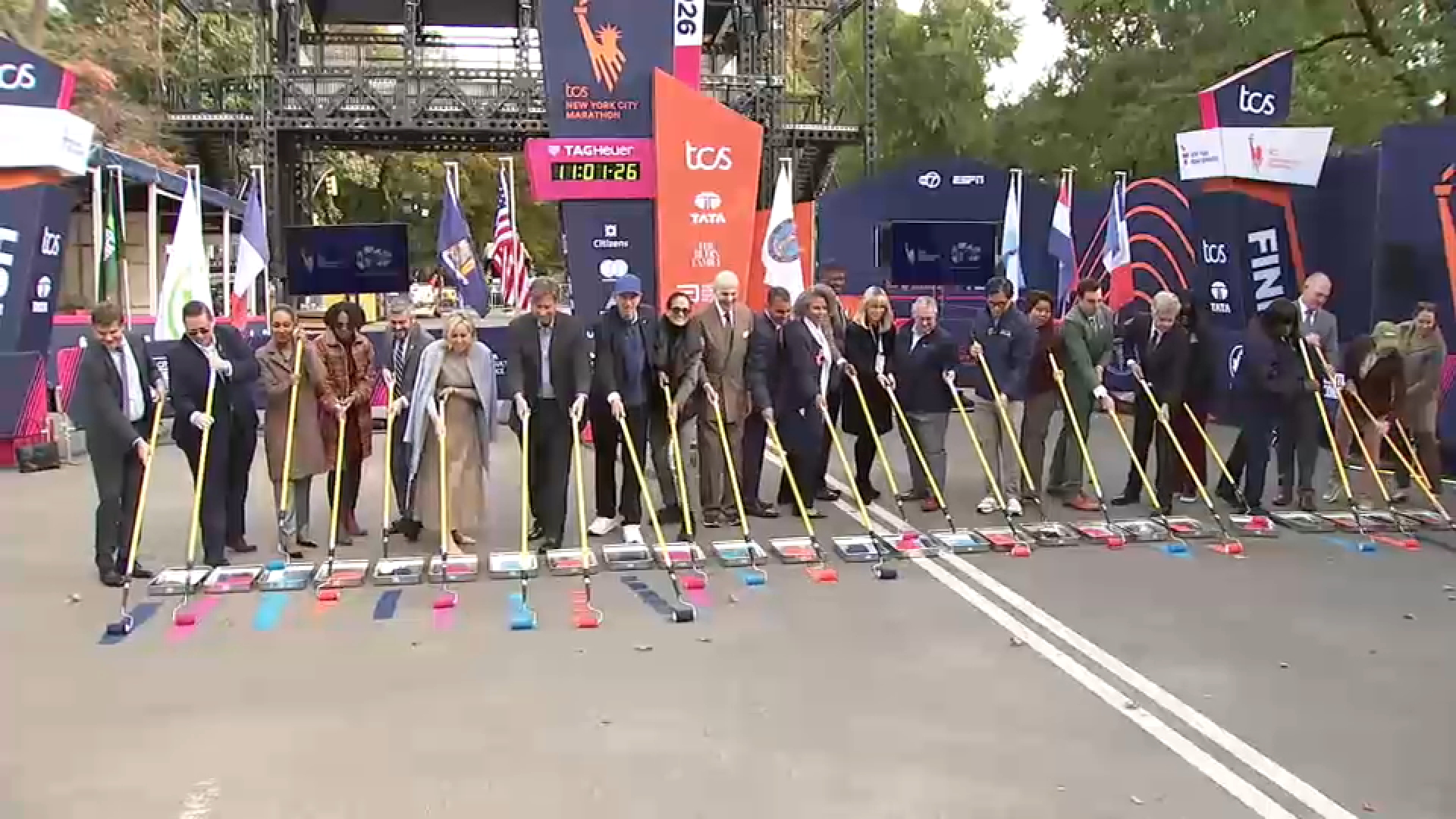 Security measures in place, blue line painted ahead of TCS NYC Marathon
— WABC-TV Eyewitness News (ABC7 NY)